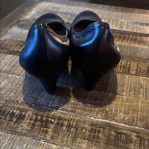 Naturalizer Black Leather Heels - Picture 4 of 5